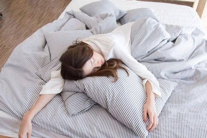 Nếu duy trì ba kiểu ngủ xấu kể trên trong thời gian dài, cơ thể sẽ dần suy yếu mà bạn không nhận ra. Ảnh minh họa