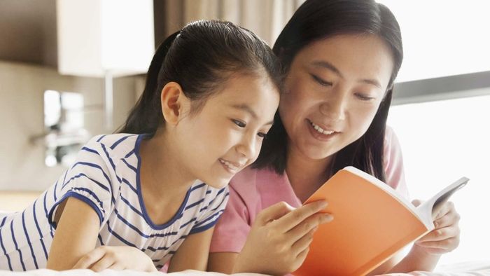Các bậc phụ huynh nên dành nhiều thời gian cho con, cùng con vui chơi, đọc sách, nấu ăn. Ảnh minh họa