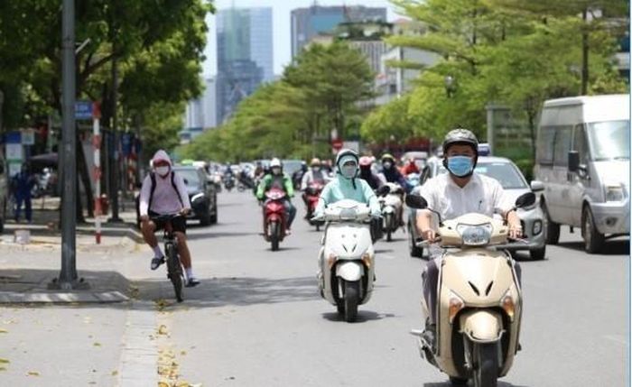 Người dân Hà Nội được khuyến cáo luôn mang theo áo mưa hoặc ô khi ra ngoài. Ảnh minh họa