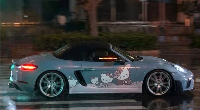 Clip ghi lại cảnh chiếc Porsche liên tục drift, xoay vòng giữa đường trong khu đô thị Sala lan truyền trên mạng xã hội. Ảnh: XUÂN MINH.