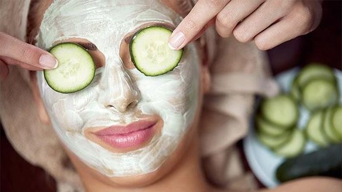 Đắp mặt nạ dưa chuột sẽ giúp làm dịu da sau khi đi nắng. Ảnh minh họa