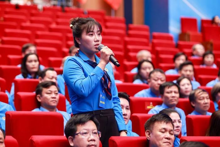 Đại biểu Nguyễn Thị Mai Chi, Chủ tịch Công đoàn cơ sở Công ty TNHH, NewApparel Far Eastern, Liên đoàn Lao động tỉnh Đồng Nai, phát biểu về vấn đề tiền lương và phúc lợi tốt hơn để người lao động yên tâm cống hiến - Ảnh: VGP/Nhật Bắc
