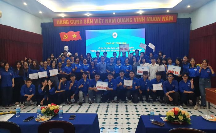 10 nhóm sinh viên với 10 video đạt giải cùng lưu niệm tại lễ tổng kế cuộc thi