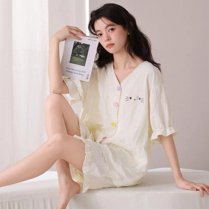 Trang phục thoáng nhẹ hoặc tối giản giúp bạn ngủ ngon hơn