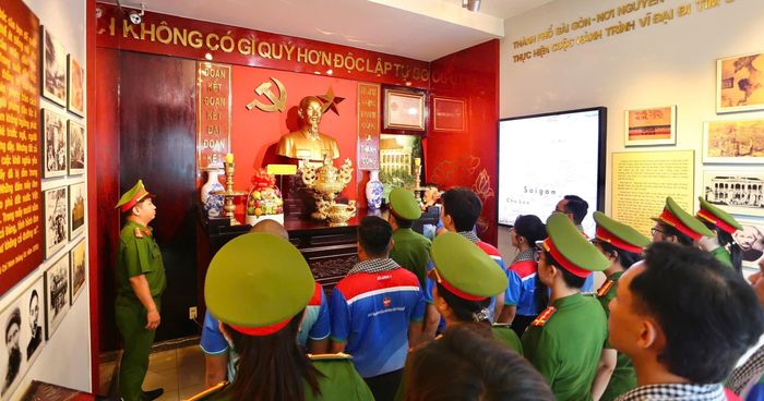 Đoàn công tác dâng hương, dành phút mặc niệm tưởng nhớ Chủ tịch Hồ Chí Minh