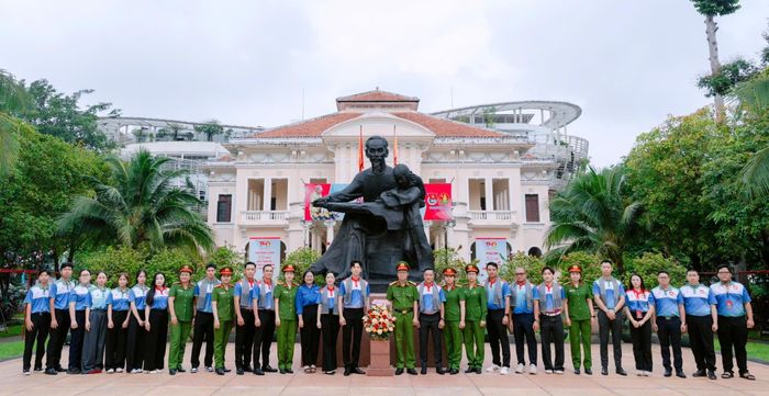 Đoàn công tác tổ chức lễ dâng hoa, dâng hương tại tượng đài Chủ tịch Hồ Chí Minh