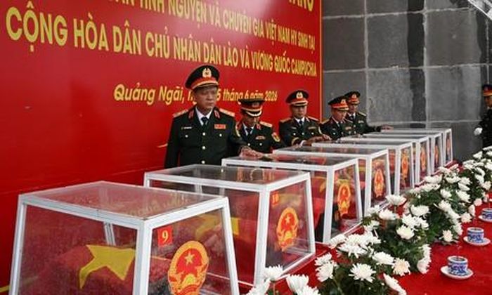 Đoàn Bộ Quốc phòng viếng các liệt sĩ, quân tình nguyện và chuyên gia Việt Nam hy sinh ở Lào và Campuchia.