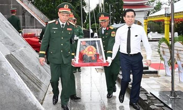 Thượng tướng Nguyễn Trường Thắng và lãnh đạo tỉnh Quảng Ngãi đưa hài cốt liệt sĩ về nơi an táng.