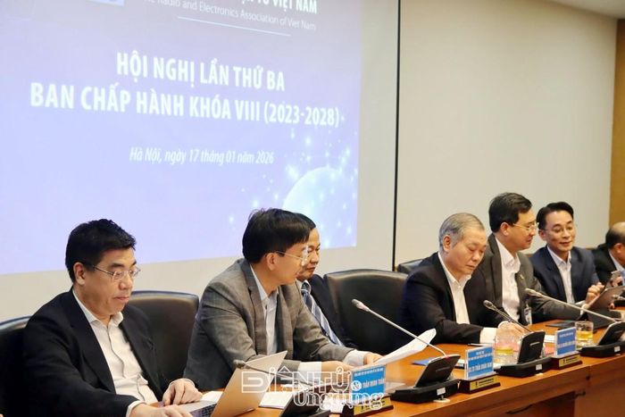 GS.TS. Trần Xuân Nam (thứ 2 từ trái sang), Phó giám đốc Học viện Kỹ thuật Quân sự, Phó Chủ tịch Hội REV