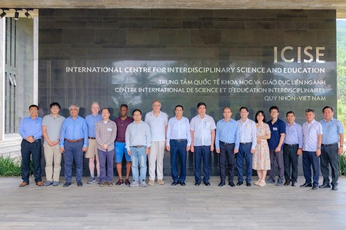 Các nhà khoa học chụp ảnh lưu niệm tại Trung tâm Quốc tế Khoa học và Giáo dục liên ngành (ICISE), Quy Nhơn (tỉnh Gia Lai).