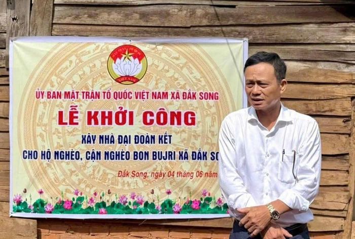 Đồng chí Nguyễn Văn Thanh- Bí thư Đảng ủy, Chủ tịch HĐND xã Đắk Song phát biểu tại Lễ khởi công xây dựng Nhà Đại đoàn kết cho hộ bà H’Quyn tại bon Bujri,