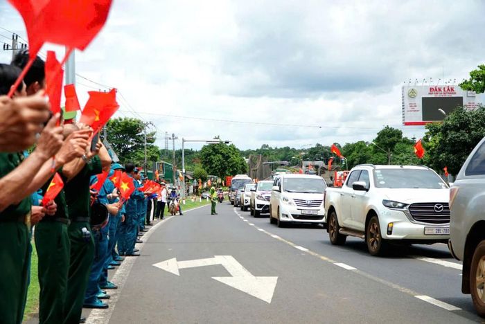  Nghi thức đón đoàn tại Cầu 14, Quốc lộ 14, xã Hòa Phú trong không khí trang nghiêm, xúc động đưa đón các anh về. 