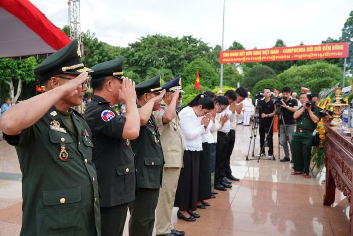 Lễ truy điệu và an táng hài cốt liệt sĩ diễn ra trang nghiêm tại Nghĩa trang liệt sĩ tỉnh Đắk Lắk.