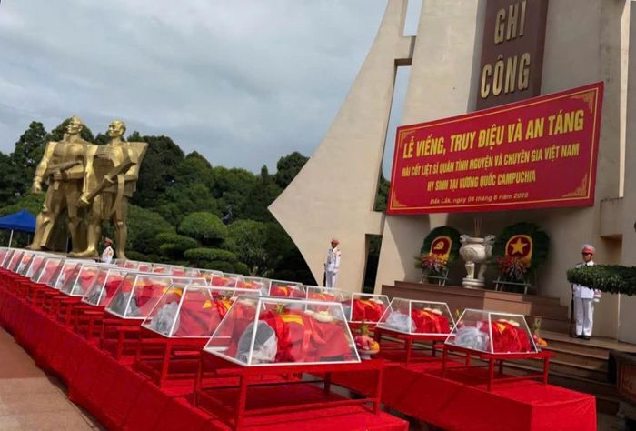  Lễ khâm liệm hài cốt liệt sĩ được tổ chức tại Đền thờ liệt sĩ, Nghĩa trang liệt sĩ tỉnh Đắk Lắk. 