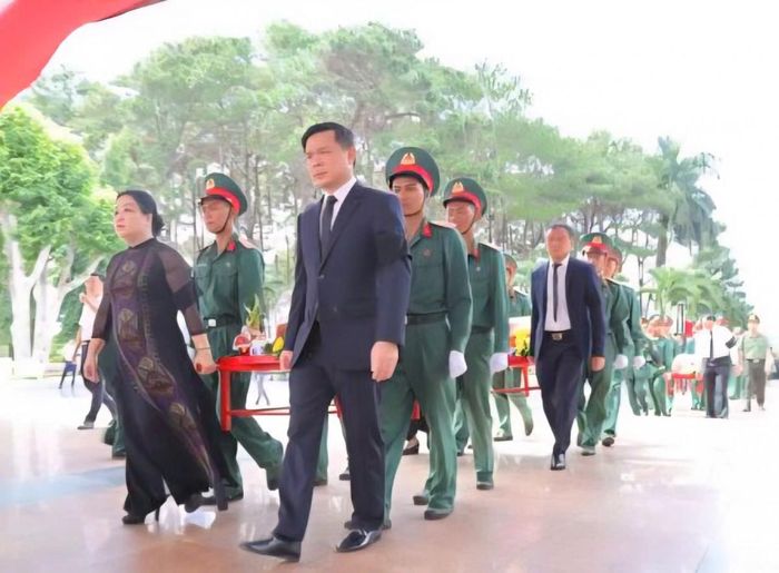  Lực lượng vũ trang và nhân dân tiễn đưa các liệt sĩ về nơi an nghỉ cuối cùng với lòng thành kính. 