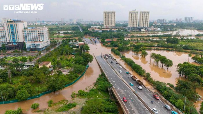 Quốc lộ 70 đoạn lên cầu vượt Tây Mỗ (phường Xuân Phương) là một trong những điểm chịu ảnh hưởng nặng nề. Trong đợt mưa lớn do hoàn lưu bão số 10 (Bualoi) hồi tháng 10/2025, khu vực này từng chìm trong biển nước nhiều giờ, gây khó khăn cho việc đi lại và ảnh hưởng đến đời sống người dân.