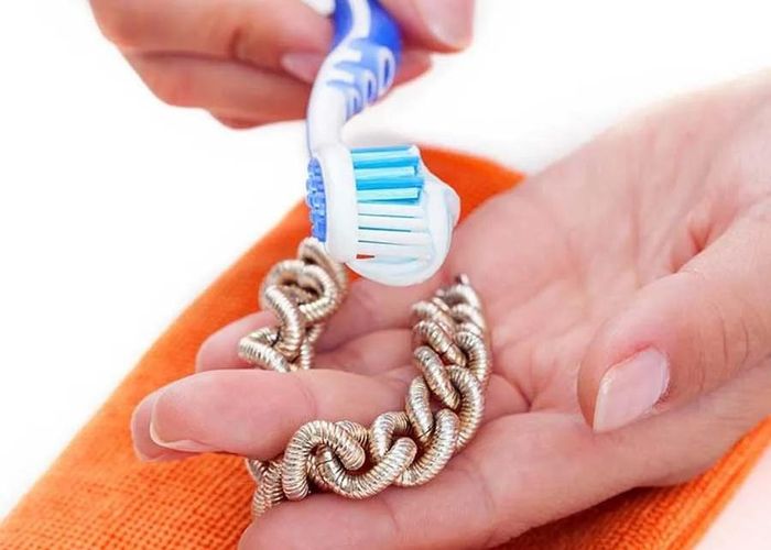 Sử dụng kem đánh răng để làm sạch, bóng bạc là cách dễ dàng ai cũng có thể làm. (Ảnh: TP)