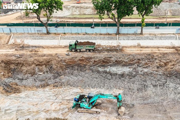 Máy xúc, xe tải liên tục hoạt động để hoàn thiện phần lòng hồ, vận chuyển đất và chỉnh sửa cao độ theo thiết kế. Cùng với đó, các hạng mục kè hồ cũng đang được hoàn thiện.