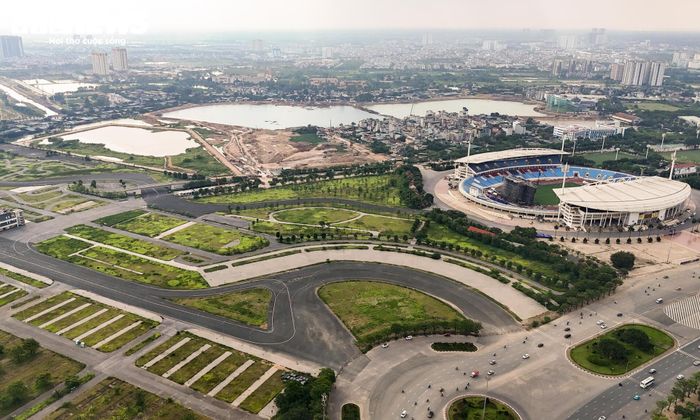 Cách đó không xa, hồ điều hòa Phú Đô tại phường Từ Liêm cũng đang dần hoàn thiện sau hơn 4 tháng triển khai. Đây là một trong những dự án chống ngập có quy mô lớn nhất trong đợt đầu tư lần này với diện tích hơn 36 hecta, trong đó mặt nước chiếm trên 31 hecta. Tổng mức đầu tư của dự án khoảng 800 tỷ đồng.