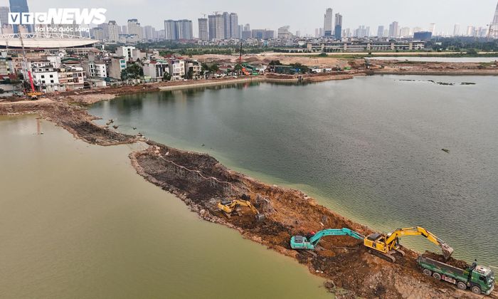 Từ đầu năm nay, thành phố đồng loạt khởi công nhiều công trình chống ngập quy mô lớn như hồ điều hòa Phú Đô, hồ đầu mối Mễ Trì (Đồng Bông 2), hồ điều hòa Yên Nghĩa 1, Yên Nghĩa 2 và hồ điều hòa Thụy Phương 2 với tổng mức đầu tư lên tới hàng nghìn tỷ đồng.