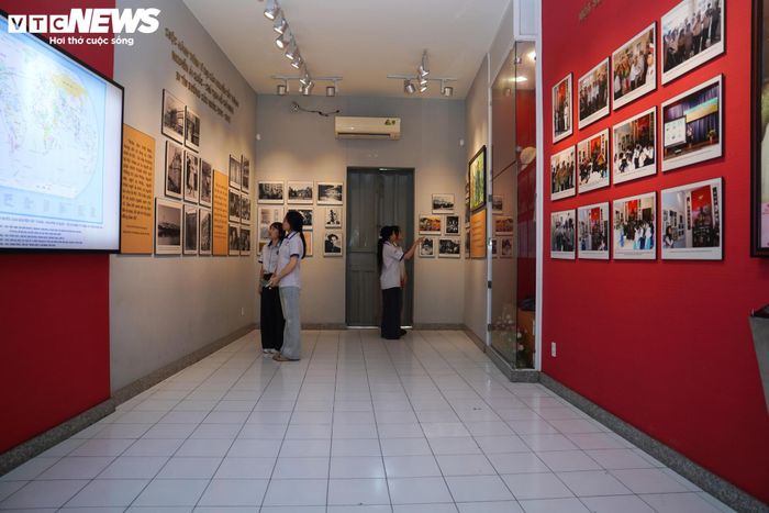 Sau hơn một thế kỷ, căn nhà số 5 Châu Văn Liêm vẫn được bảo tồn như một “địa chỉ đỏ” giữa lòng TP.HCM, ghi dấu quãng thời gian Chủ tịch Hồ Chí Minh chuẩn bị cho quyết định lịch sử ra đi tìm đường cứu nước, mở ra hành trình tìm kiếm con đường giải phóng dân tộc.