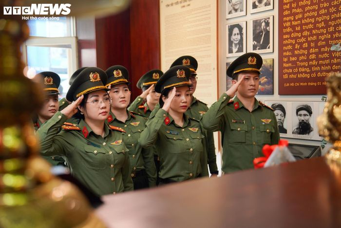 Không gian bên trong được bố trí trưng bày các hình ảnh, tư liệu và hiện vật gắn với cuộc đời, sự nghiệp cách mạng của Chủ tịch Hồ Chí Minh. Ngay từ sáng sớm, nhiều đoàn khách, sinh viên và người dân đã tìm đến di tích để tham quan, dâng hương và bày tỏ lòng thành kính đối với Người.