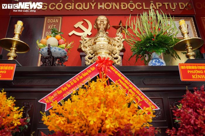 Tại tầng trệt, bàn thờ Chủ tịch Hồ Chí Minh được đặt ở vị trí trung tâm.