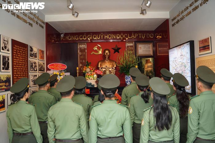 Là một trong hai di tích lịch sử quốc gia tại TP.HCM gắn với Chủ tịch Hồ Chí Minh, căn nhà số 5 Châu Văn Liêm lưu dấu quãng thời gian Nguyễn Tất Thành sinh sống từ tháng 9/1910 đến ngày 4/6/1911, trước khi xuống Bến Nhà Rồng ra đi tìm đường cứu nước.