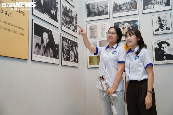 Tầng lầu của di tích là nơi trưng bày nhiều tư liệu, hình ảnh về cuộc đời, sự nghiệp cách mạng của Chủ tịch Hồ Chí Minh. Không gian này cũng giới thiệu các nội dung về tư tưởng, đạo đức, phong cách Hồ Chí Minh và những hoạt động học tập, làm theo tấm gương của Người.