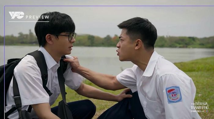 Cương phẫn nộ vì mẹ và em bị coi thường.