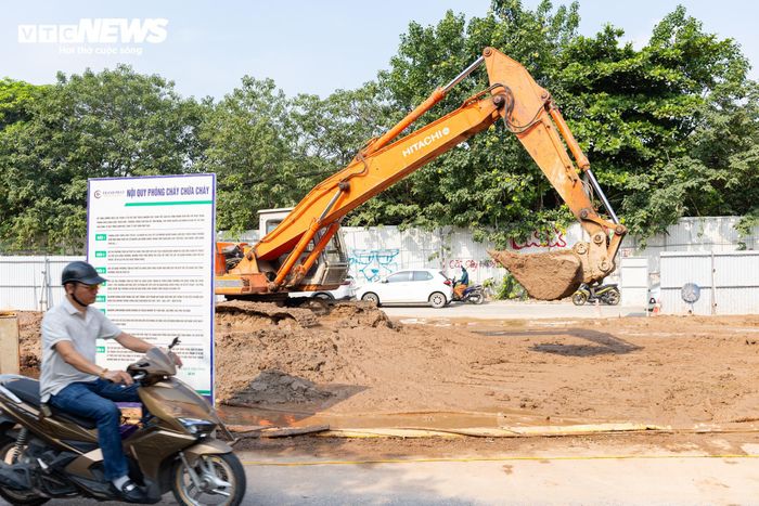Tại mặt đường Nghi Tàm, khu vực thi công đường dẫn lên cầu được quây tôn, dựng hàng rào bảo vệ công trường. Việc thu hẹp mặt đường trong thời gian thi công khiến lưu lượng phương tiện qua đây thường xuyên ùn ứ vào giờ cao điểm.