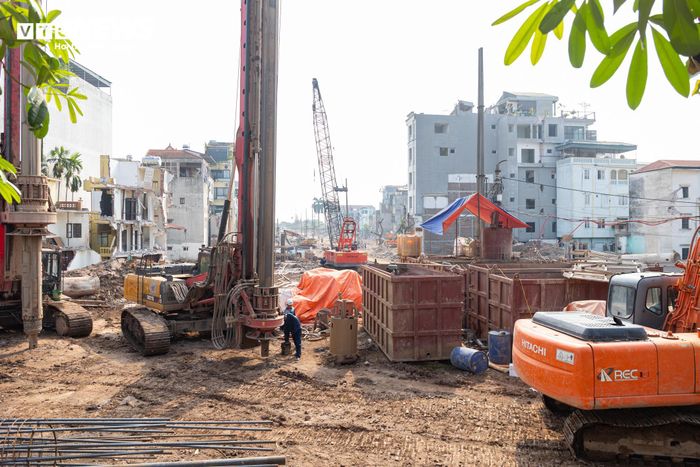 Trên công trường, các công nhân đang triển khai thi công cọc khoan nhồi - hạng mục nền móng quan trọng của cây cầu - tại khu vực nút giao giữa ngõ 310 và đường Nghi Tàm.
