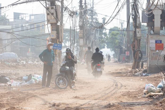 Từng là khu dân cư đông đúc với những dãy nhà san sát trong ngõ 310 Nghi Tàm, khu vực này nay đã thay đổi hoàn toàn diện mạo. Sau khi công tác giải phóng mặt bằng cơ bản hoàn tất và mặt bằng được bàn giao cho đơn vị thi công, nơi đây trở thành đại công trường rộng lớn, bụi đất bao phủ khắp khu vực khi các hạng mục xây dựng đang được triển khai.