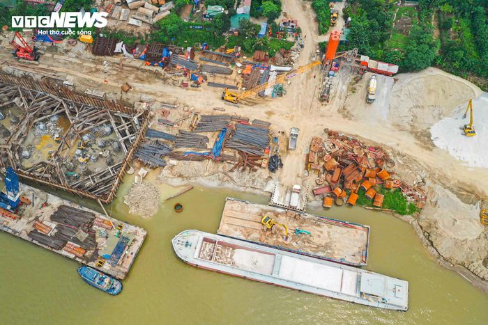 Hiện công tác xây dựng cầu chính, các nút giao và cầu vượt sông đang được đẩy nhanh tiến độ, hướng tới mục tiêu hoàn thành dự án trước thềm Hội nghị APEC năm 2027.