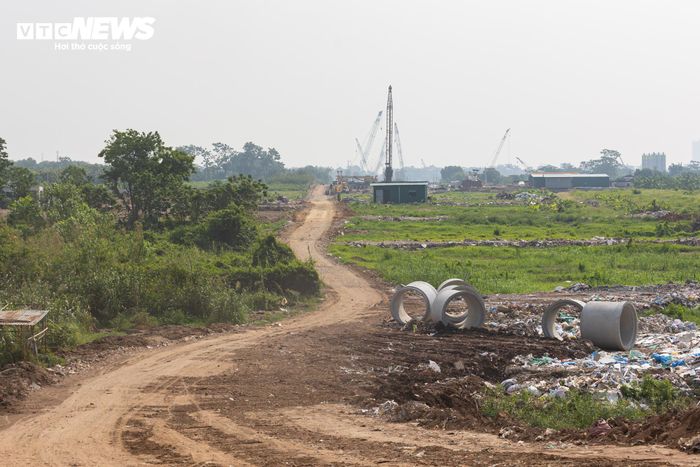 Bên cạnh đó, tuyến đường công vụ kết nối từ đường Nghi Tàm ra bờ sông Hồng cũng được hình thành, tạo điều kiện thuận lợi cho việc di chuyển của công nhân, phương tiện và máy móc phục vụ thi công.