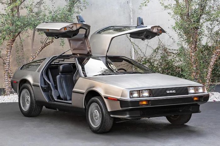 Thân vỏ của DeLorean DMC-12 được làm hoàn toàn bằng hợp kim thép không gỉ không sơn màu.