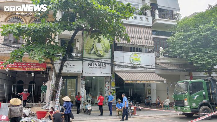 Lực lượng chức năng bảo vệ hiện trường.
