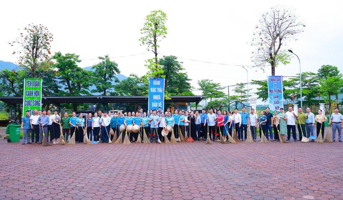 Các lực lượng trước giờ ra quân tổng vệ sinh môi trường trên địa bàn xã. Ảnh: Hữu Thiện