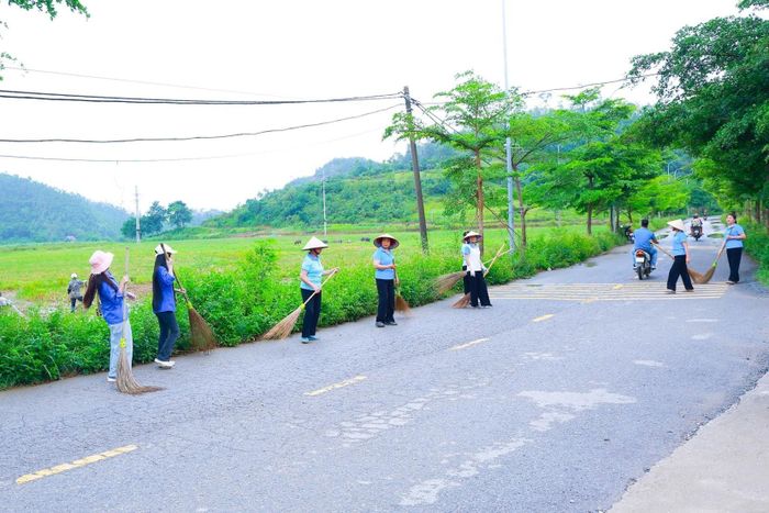 Các tuyến đường trên địa bàn xã Yên Xuân được quét dọn sạch đẹp. Ảnh: Hữu Thiện