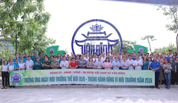 Cán bộ, nhân dân xã Vân Đình hưởng ứng Ngày môi trường thế giới, tháng hành động vì môi trường năm 2026. Ảnh: Lại Tấn