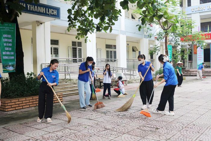 Hàng nghìn người dân xã Quốc Oai tham gia vệ sinh môi trường ngay sau lễ phát động. Ảnh: PV