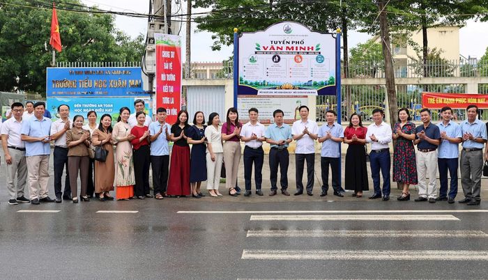 Đại biểu và nhân dân chụp ảnh lưu niệm tại “Tuyến phố văn minh”. Ảnh: PV