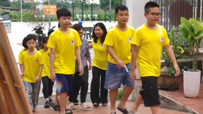 Những gương mặt tươi vui mỗi cuối tuần của phụ huynh và học sinh khi đến thư viện. Ảnh: Bảo Thoa