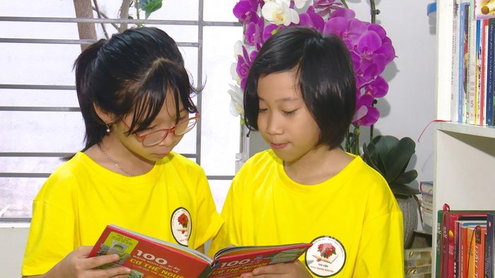 Em Trần Thanh Thảo Nguyên (phải ảnh) đang cùng bạn trao đổi về sách. Ảnh: Bảo Thoa
