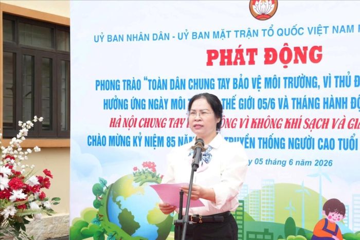 Chủ tịch Ủy ban MTTQ Việt Nam phường Yên Nghĩa Lương Huệ Minh phát động phong trào. Ảnh: Thanh Thanh
