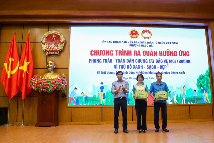 Công ty TNHH MTV Môi trường đô thị Hà Nội (Urenco) trao tặng "Nhà thu gom pin" cho Hội Liên hiệp Phụ nữ và Công đoàn phường Ngọc Hà. Ảnh: Duy Khánh