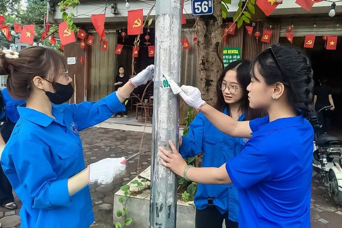 Đoàn thanh niên phường Ngọc Hà bóc xóa quảng cáo rao vặt sau buổi lễ phát động. Ảnh: Duy Khánh
