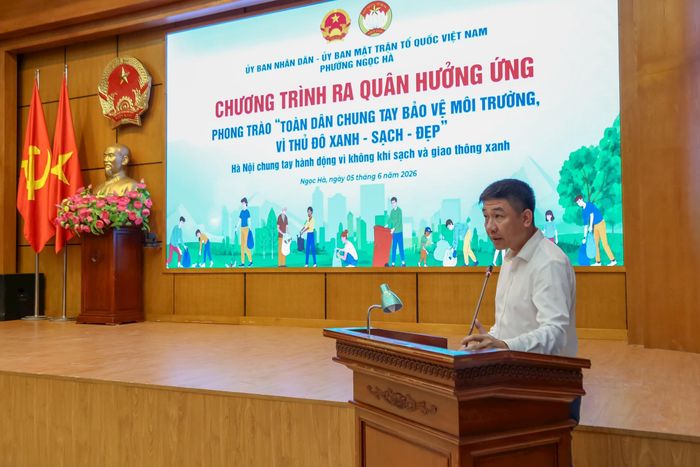 Phó Chủ tịch UBND phường Ngọc Hà Đỗ Hà Thanh phát động chiến dịch “Vì một Ngọc Hà xanh”. Ảnh: Duy Khánh