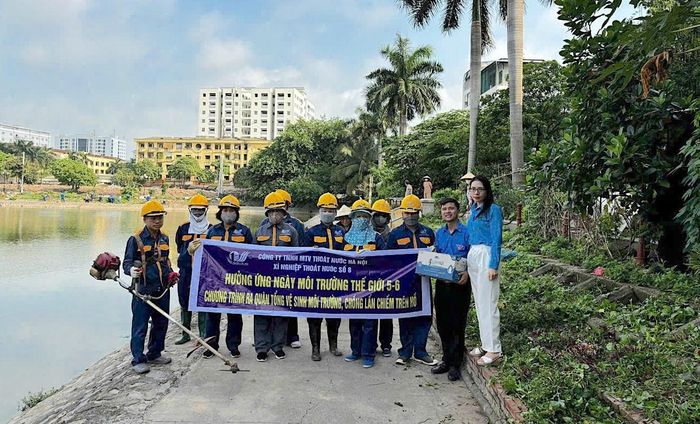Ban Chấp hành Công đoàn, Đoàn Thanh niên cùng cán bộ, công nhân viên Xí nghiệp Thoát nước số 6 đã ra quân dọn dẹp tổng vệ sinh đường vào Trạm bơm Đồng Bông 2. Ảnh: PV