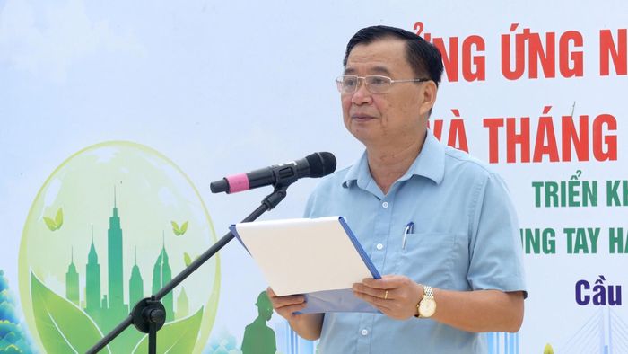 Phó Chủ tịch UBND phường Cầu Giấy Lương Mậu Hùng phát biểu tại buổi lễ. Ảnh: Công Sơn